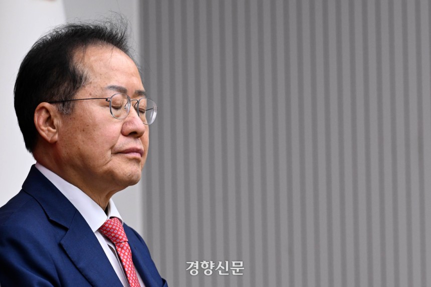 홍준표 후보가 지난달 29일 서울 여의도 국민의힘 당사에서 열린 제21대 대통령 후보자 국민의힘 3차 경선 진출자 발표 행사에서 탈락 발표가 난 후 눈을 감고 있다. 국회사진기자단