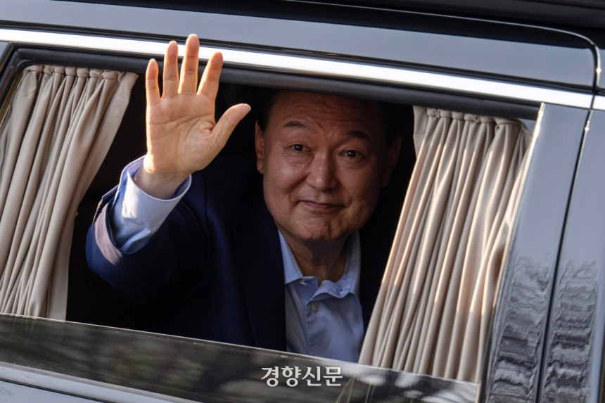 윤석열 전 대통령이 관저를 떠나 사저로 이주하는 지난달 11일 윤 전 대통령이 서울 서초구 아크로비스타에서 지지자들에게 인사하고 있다.  정효진 기자