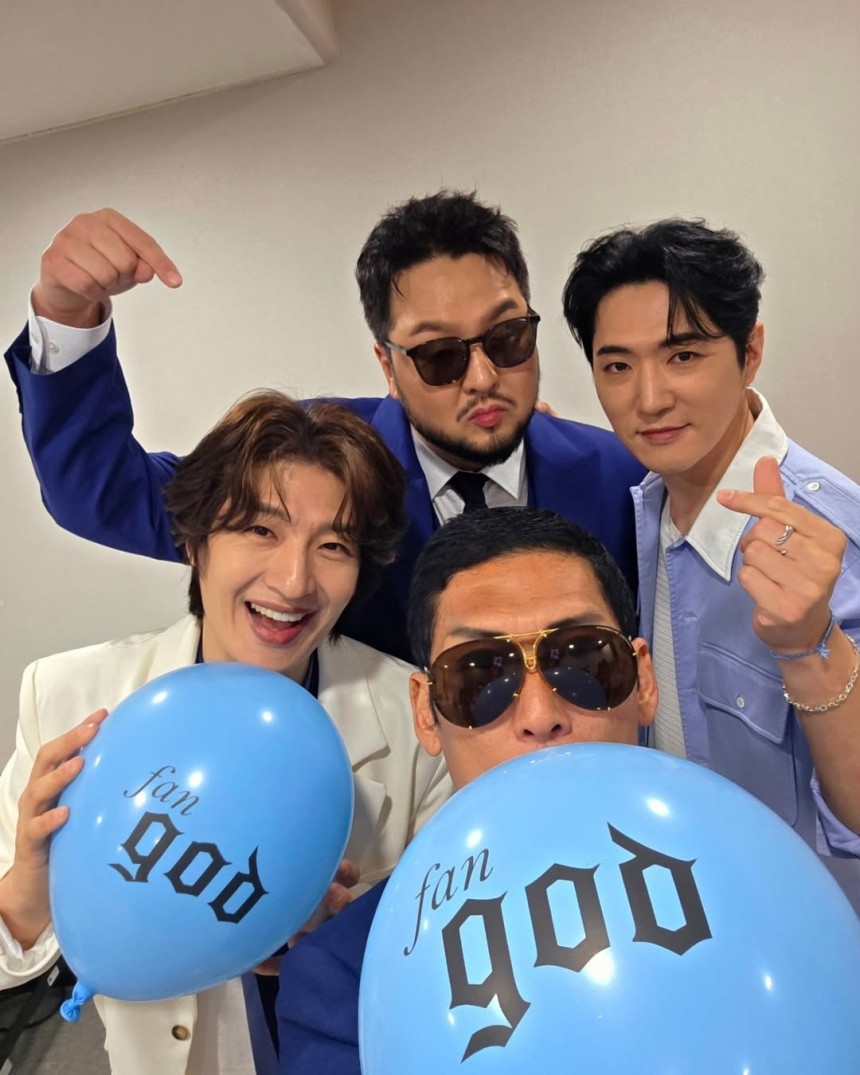 그룹 지오디(god)가 지난 30일 공연을 앞두고 하늘색 풍선을 들고 있다. 박준형 인스타그램