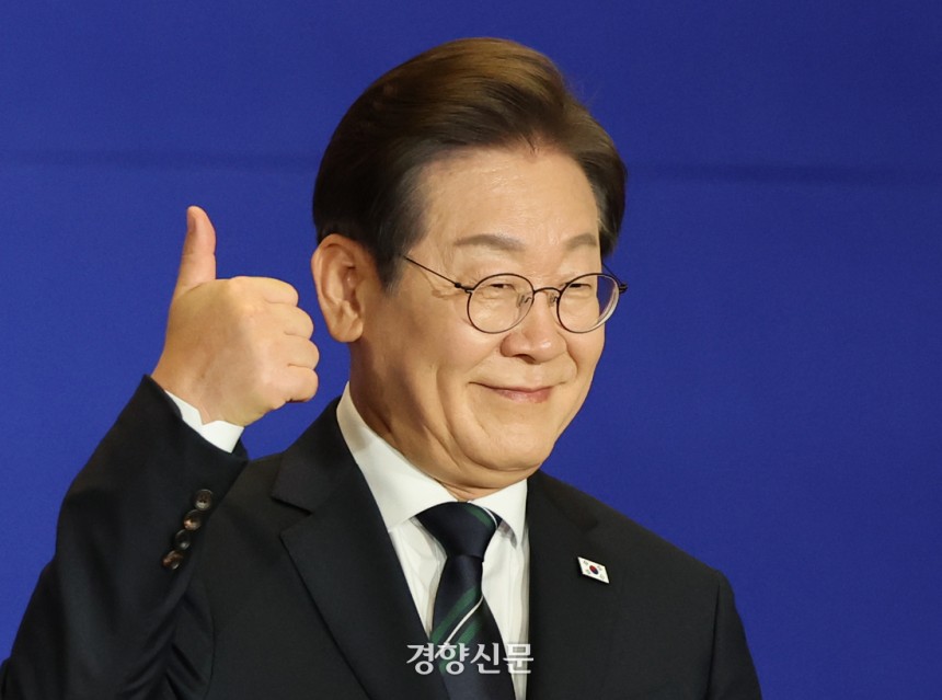 이재명 더불어민주당 대선 후보가 30일 국회 의원회관에서 열린 선대위 출범식에서 ‘엄지척’을 하고 있다. 박민규 선임기자