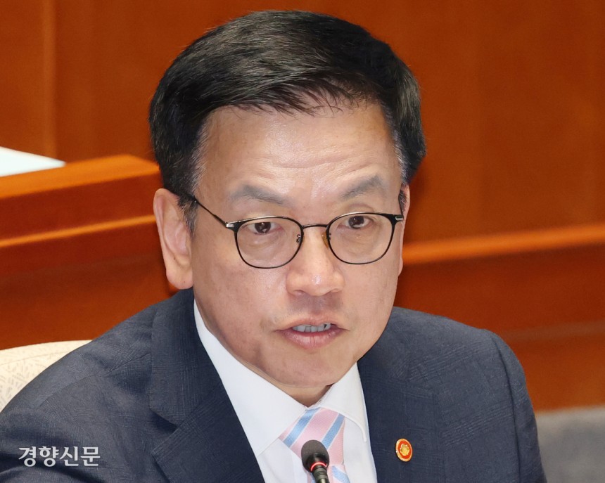 최상목 부총리 겸 기획재정부 장관이 지난달 29일 국회 예산결산위원회 전체회의에서 질의에 답하고 있다. 박민규 선임기자
