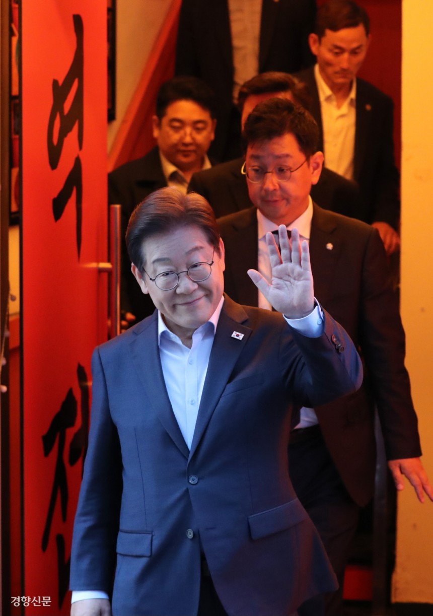 판결 직후…담담하게 손인사 대법원 전원합의체가 1일 이재명 더불어민주당 대선 후보의 공직선거법 위반 사건에 대해 무죄를 선고한 원심 판결을 파기하고 서울고법으로 돌려보냈다. 서울 종로구의 한 식당에서 노동자 간담회를