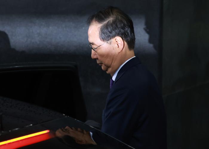 한덕수 대통령 권한대행 국무총리가 5월1일 대국민 담화 뒤 정부서울청사를 떠나며 차에 오르고 있다. 연합뉴스