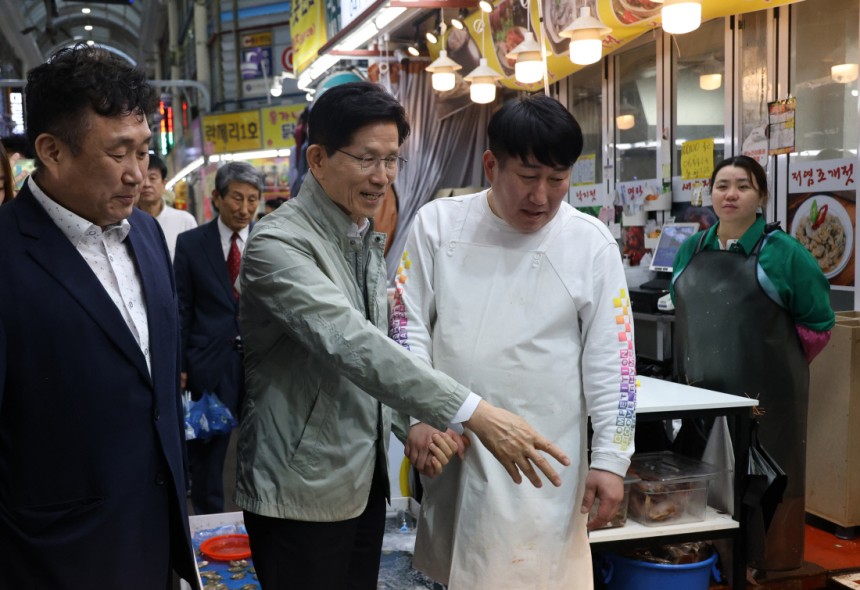 대전 전통시장 민심 청취 김문수 국민의힘 대선 경선 후보가 1일 대전 동구 대전중앙시장을 방문해 시민들과 대화를 나누고 있다. 연합뉴스