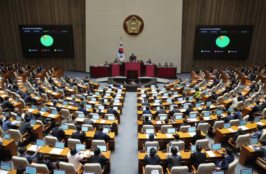 1일 국회에서 열린 본회의에서 2025년도 제1회 추가경정예산안이 통과되고 있다. 연합뉴스