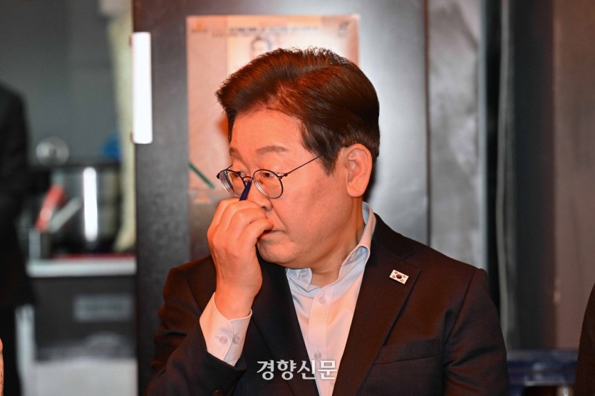 이재명 더불어민주당 대선 후보가 지난 1일 서울 종로구의 한 음식점에서 열린 비전형 노동자 간담회에 참석해 노동자들의 발언을 경청하고 있다.박민규 선임기자