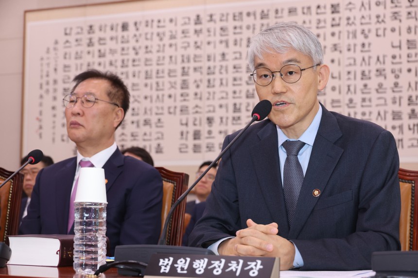 천대엽 법원행정처장이 2일 국회 법제사법위원회 전체회의에서 의원 질의에 답하고 있다. 연합뉴스