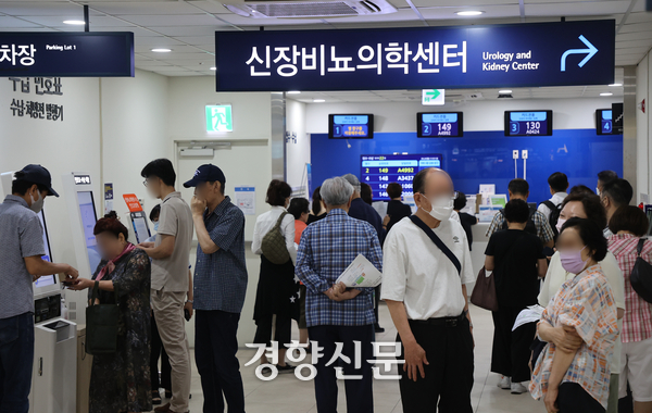 건보료를 장기 체납했으나,본인부담상한제에 따라 오히려 병원비를 돌려받은 사람들이 수년간 4000여명에 달했다.사진은 서울 종로구 서울대병원 내 접수·수납 창구가 내원객들로 붐비고 있는 모습.조태형 기자