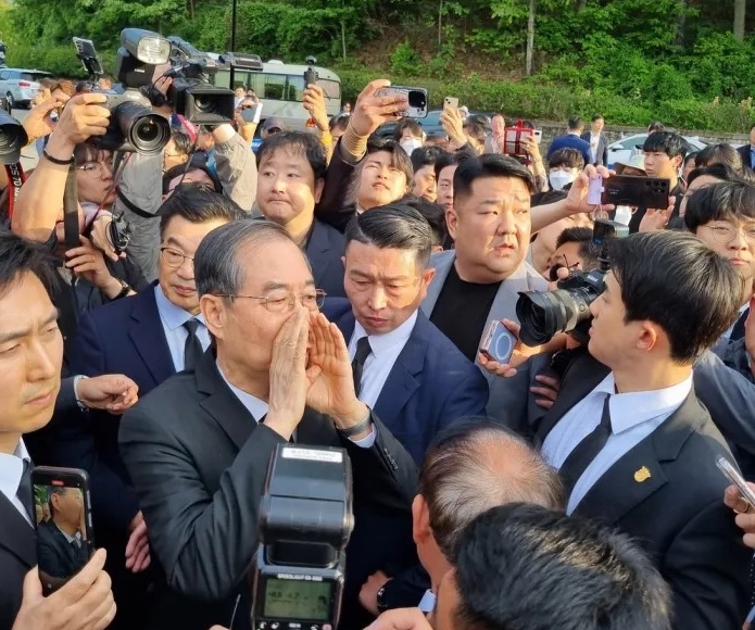 대선 출마를 선언한 한덕수 전 국무총리가 2일 광주 북구 국립5·18민주묘지 입구에서 시민들을 향해 “저도 호남사람입니다”라고 외치고 있다. 문광호 기자