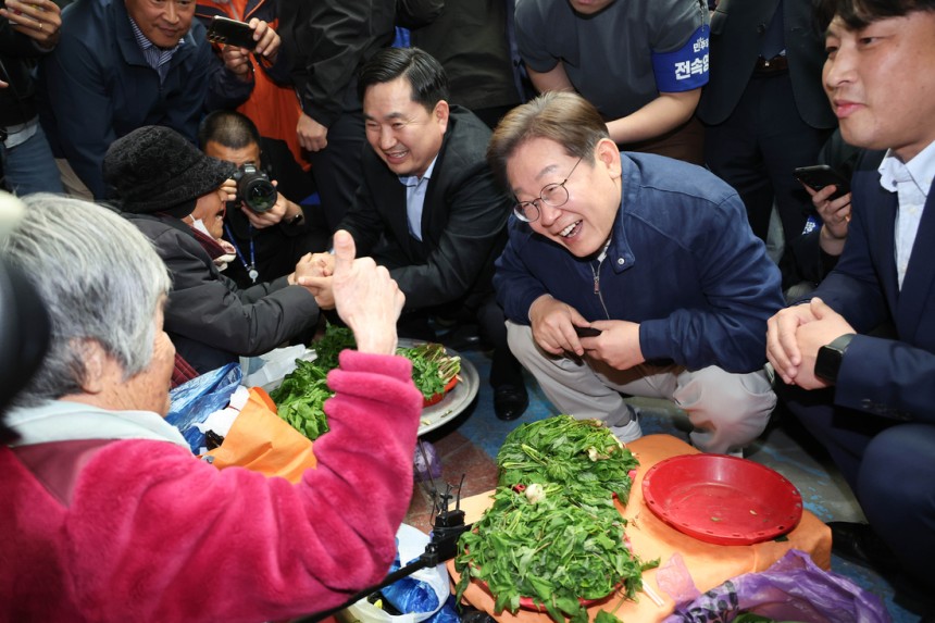 이재명 더불어민주당 대선 후보가 ‘골목골목 경청투어’ 접경지역 방문 이틀째인 2일 강원도 인제군 원통전통시장에서 엄나무순을 사며 어르신과 대화하고 있다. 연합뉴스