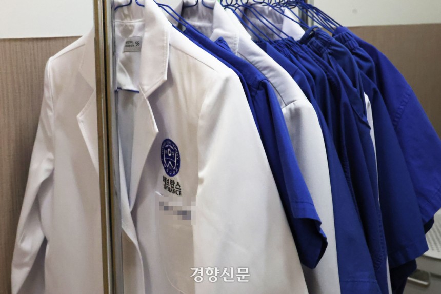 지난 3월20일 서울의 한 의과대학 교수실 앞에 가운과 수술실 옷이 걸려 있다. 한수빈 기자