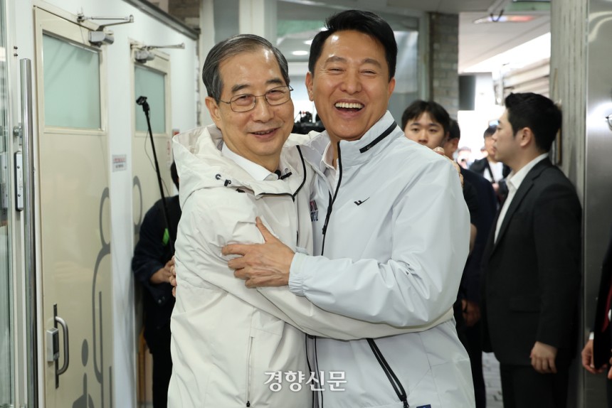 대선 출마를 선언한 한덕수 전 대통령 권한대행 겸 국무총리가 2일 서울 종로구 주민공동시설 ‘새뜰집’에서 오세훈 서울시장과 포옹하고 있다. 성동훈 기자