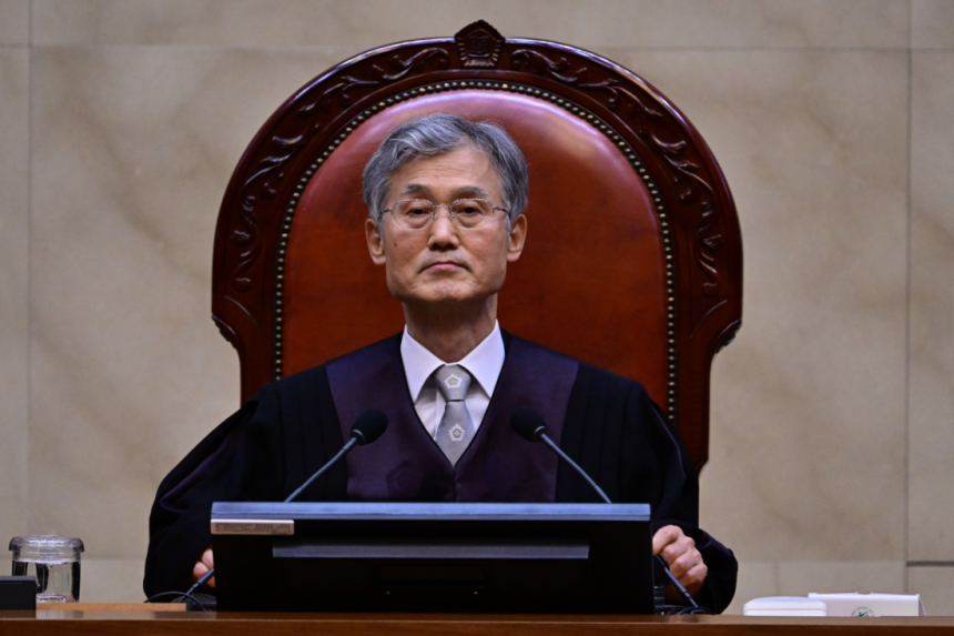 조희대 대법원장이 5월 1일 이재명 더불어민주당 대선 후보의 공직선거법 위반 사건 상고심 선고에 앞서 대법원 대법정에 입장해 자리에 앉아 있다. 사진공동취재단