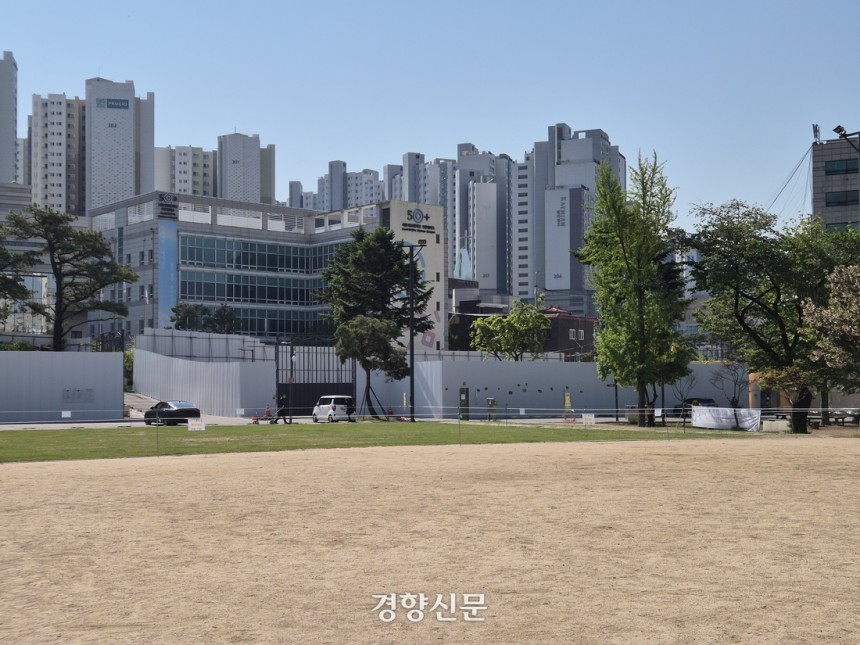 현재 서울혁신파크는 늘어난 주차장과 2025년까지 예정된 건물 철거 공사로 곳곳에서 길이 막혔다.허남설 기자