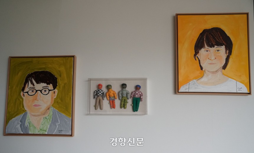 박 대표의 아내는‘연희동 요리 선생님’으로 잘 알려진 나카가와 히데코다.부부의 초상이 거실 벽에 걸려있다.