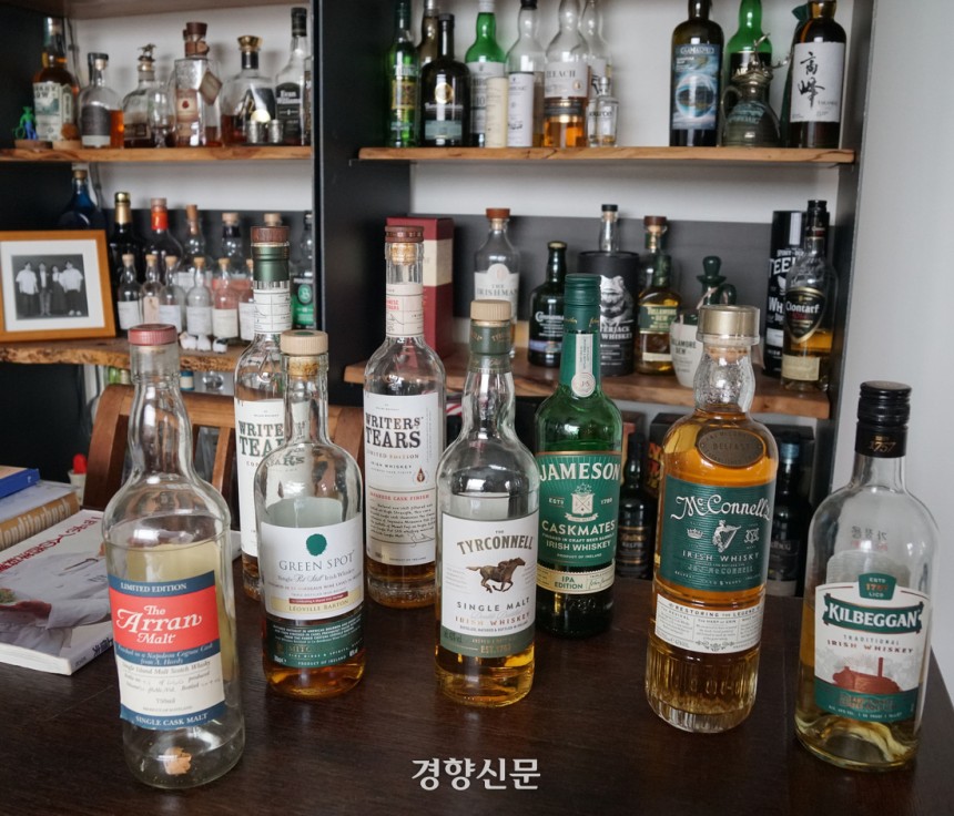위스키 전문가가 즐겨 마시는 위스키들.왼쪽의 고풍스런 라벨의 병이 그를 위스키의 세계로 이끈 위스키 아란이다.