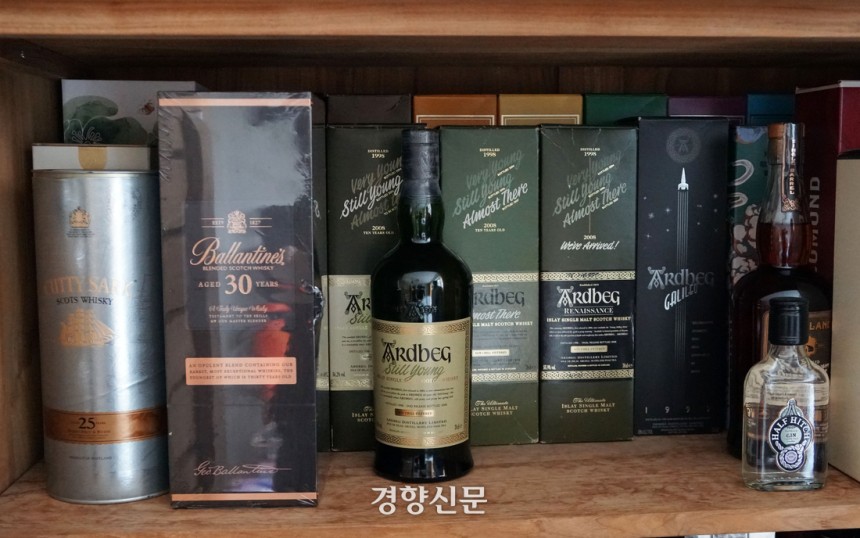 주인장의‘편애’를 받고 있는 것이 확실한 아드벡 시리즈.왼쪽의 발렌타인 30년산은 선물 받은 것이라 했다.