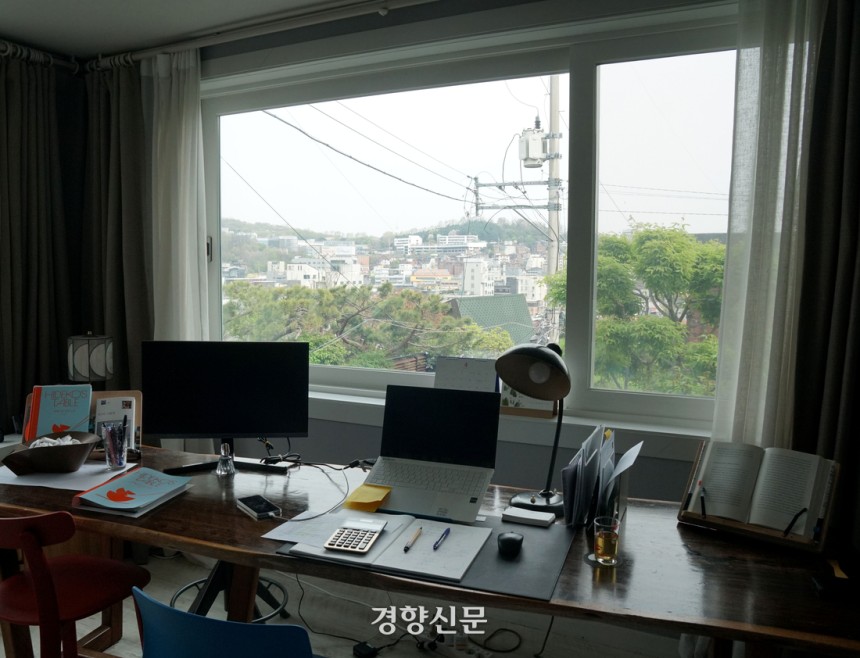 박 대표의 홈오피스 겸 서재.왼편에 그의 출판사에서 처음으로 출간한 <히데코의 일본요리>가 보인다.
