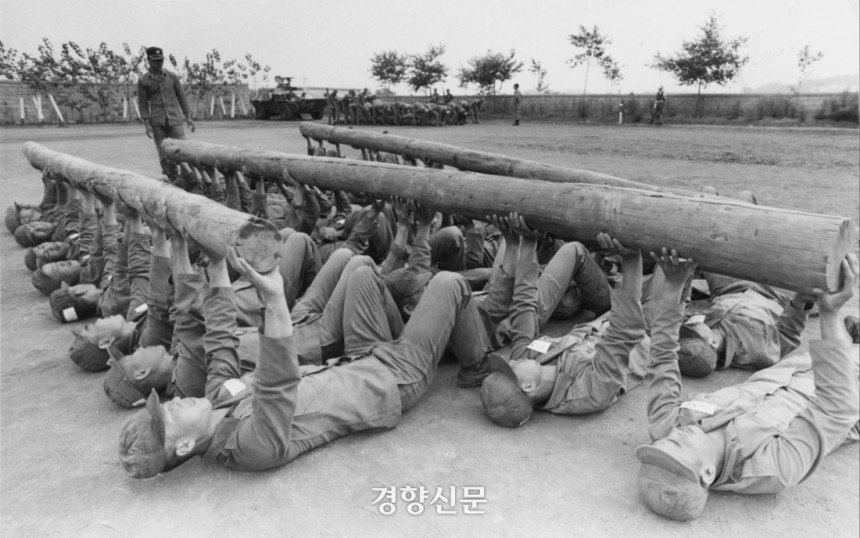 삼청교육대에서 벌어진‘순화교육’의 모습 경향신문 자료사진.