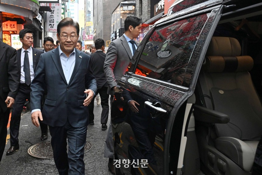 이재명 더불어민주당 대선 후보가 1일 서울 종로구의 한 음식점에서 열린 비전형 노동자 간담회 종료 후 차량으로 이동하고 있다. 조태형 기자