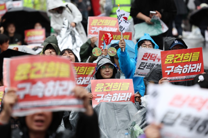 지난달 12일 서울 시청역 인근에서 ‘촛불행동, 윤건희 구속-한덕수 탄핵’ 집회가 열리고 있다. 연합뉴스