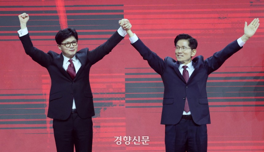 국민의힘 대선 경선 후보인 김문수(오른쪽)·한동훈 후보가 3일 고양 킨텍스에서 열린 제5차 전당대회에 손을 들어 인사하고 있다. 박민규 선임기자