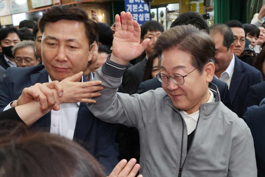 더불어민주당 이재명 대선 후보가‘골목골목 경청투어’사흘째인 3일 강원도 양양군 양양시장에서 도민들과 악수 등 접촉을 피하며 인사를 나누고 있다.연합뉴스