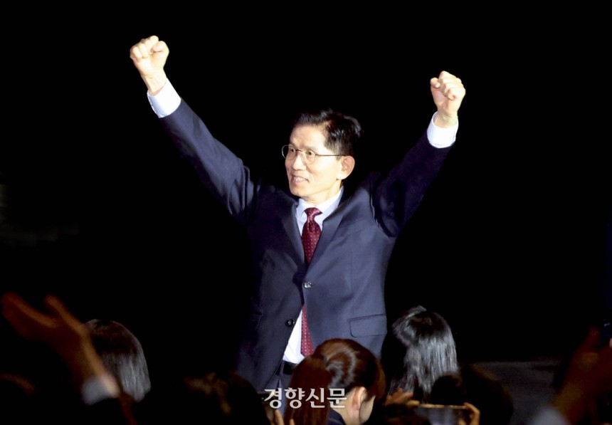 국민의힘 대선 후보로 선출된 김문수 전 고용노동부 장관이 3일 경기 고양시 킨텍스에서 열린 전당대회에서 주먹을 불끈 쥐고 있다. 박민규 선임기자