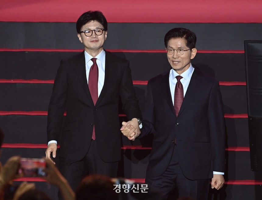 한동훈·김문수 국민의힘 대선 경선 후보가 3일 오후 경기 일산 킨텍스에서 열린 제5차 전당대회에서 나란히 무대에 올라 당원들을 향해 인사하고 있다. 박민규 선임기자