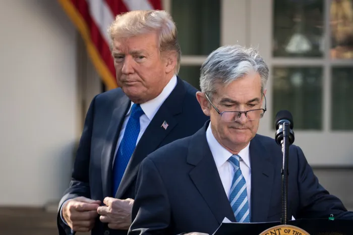 제롬 파월 미 연방준비제도(Fed) 의장(앞쪽)과 도널드 트럼프 미국 대통령. 게티이미지