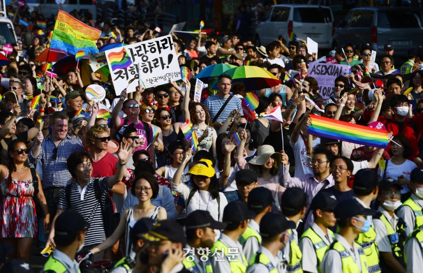 2015년 6월 28일 서울 중구 서울시청 앞 광장에서 퀴어문화축제 참가자들이 행진을 하고 있다.이준헌 기자
