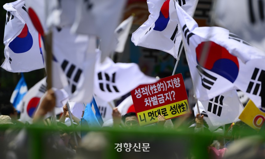 2015년 6월 28일 서울 중구 서울시청 앞 광장에서 퀴어문화축제가 열리자 한쪽에서 기독교 신자들이 모여 동성애를 반대하는 집회를 열고 있다.이준헌 기자