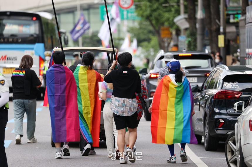 2021년 6월 27일 퀴어퍼레이드 참가자들이 서울 숭례문 앞을 출발해 청계천 광통교 인근까지 행진하고 있다.이준헌 기자