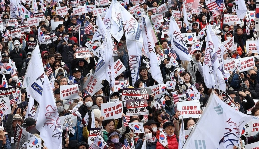 지난 3월 15일 경북 구미시에서 열린 세이브코리아 국가비상기도회에서 참가자들이 윤석열 전 대통령 탄핵 반대 구호를 외치고 있다.연합뉴스