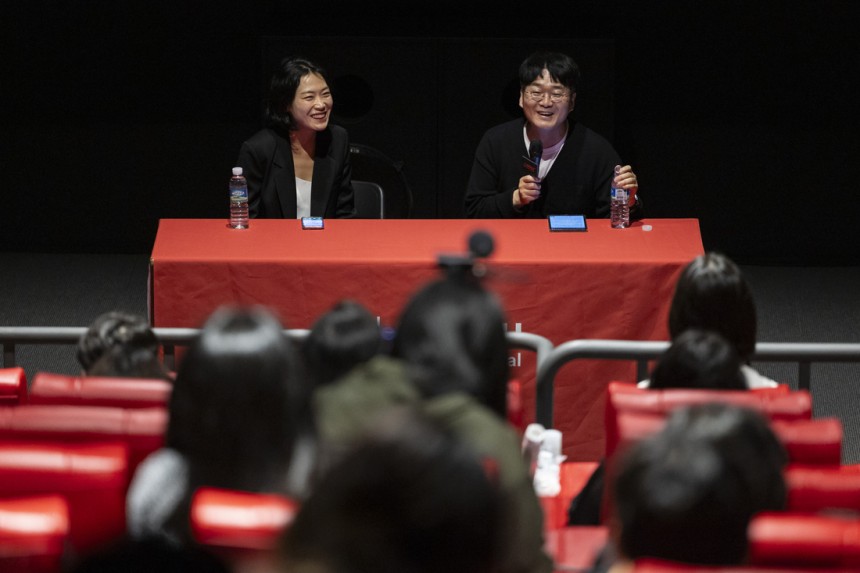 3일 전북 전주시 메가박스 전주객사점에서 &lt;마지막 공화당원&gt; 상영 후 열린‘영특한 대화’세션에 모더레이터 김은지 시사IN 정치이슈팀장과 게스트 김만권 경희대 학술연구교수가 참여하고 있다.전주국제영화제