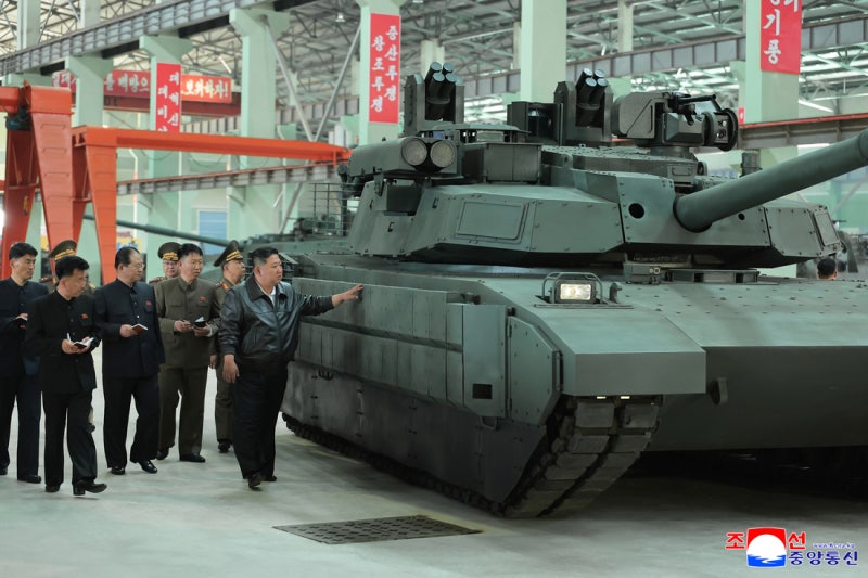 ‘해군 <b>현대화</b>’ 강조한 <b>김정은</b>, 이번엔 <b>탱크</b> 공장에서 “<b>육군 현대화</b>”
