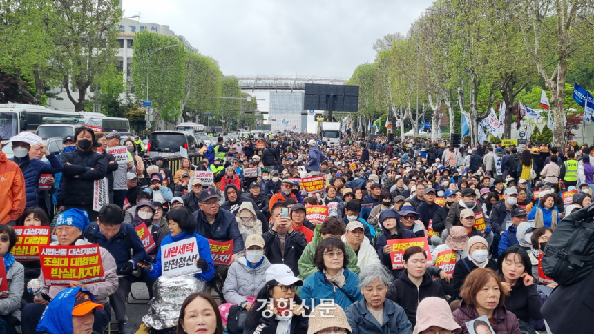 촛불행동이 지난 3일 서울 서초구 대법원과 서울중앙지검 사이인 지하철 서초역 7번 출구 근처에서 집회를 열고 대법원의 이재명 더불어민주당 대선 후보의 공직선거법 위반 사건 파기환송 선고에 항의하고 있다. 강한들 기자