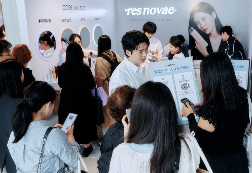 지난달 18일부터 20일까지 서울 성수동에서 진행된 쿠팡‘메가뷰티쇼 버추얼스토어’에 마련된 레스노베 제품 체험 부스에 고객들이 몰려있다.쿠팡 제공
