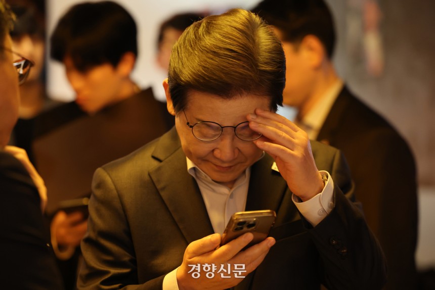 더불어민주당 이재명 대통령 후보가 노동절인 1일 오후 서울 종로구 삼일대로 한 식당에서 열린 민생시리즈2 &lt;비전형 노동자 간담회&gt;를 마치고 스마트폰을 보고 있다. 박민규 선임기자