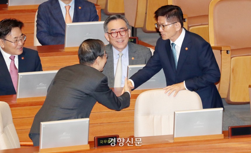 김문수 국민의힘 대선 후보가 지난해 9월4일 국회 본회의에서 한덕수 전 국무총리와 악수하고 있다. 박민규 선임기자