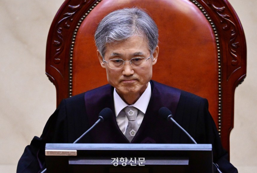 조희대 대법원장이 지난 1일 대법원 대법정에서 열린 이재명 더불어민주당 대선 후보의 공직선거법 위반 사건 상고심 선고에서 입술을 다물고 있다. 사진공동취재단