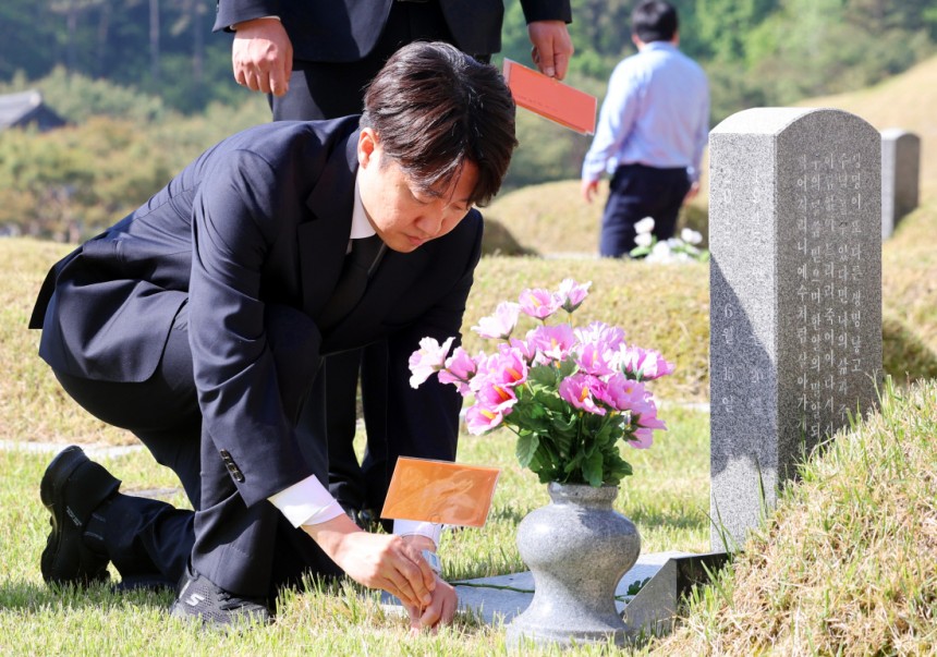 이준석 개혁신당 대선 후보가 4일 광주 국립 5·18 민주묘지에서 참배하고 있다. 연합뉴스