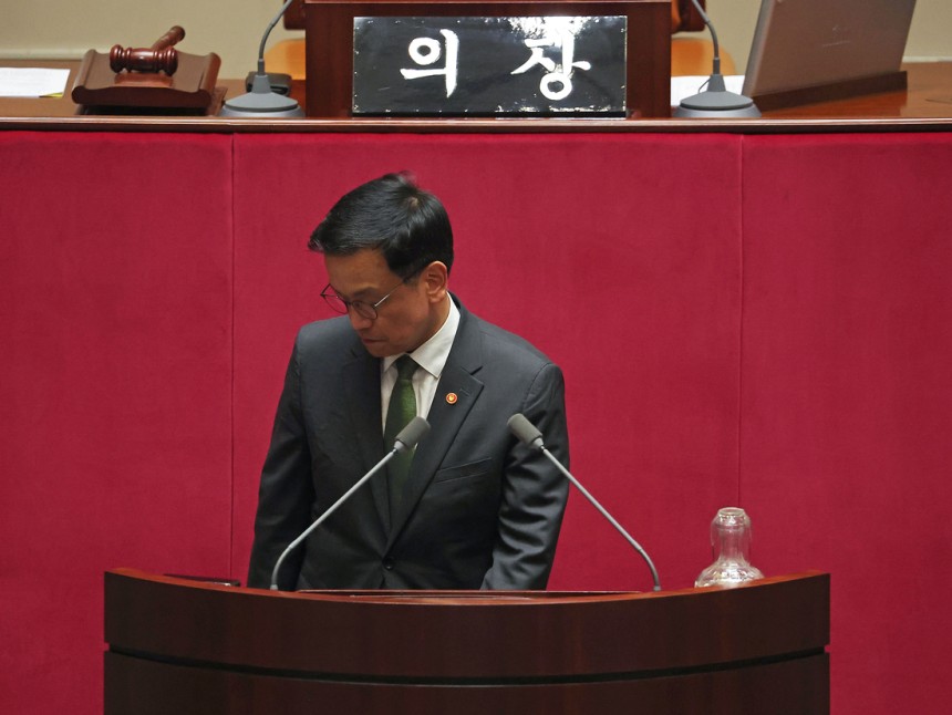 최상목 경제부총리 겸 기획재정부 장관이 1일 국회에서 본회의 표결 절차를 마친 뒤 회의장를 떠나고 있다. 연합뉴스.
