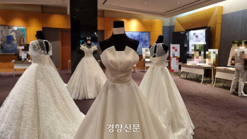 지난달 19일 서울 강남구에서 열린 한 웨딩 박람회에 웨딩드레스가 전시돼 있다. 서현희 기자