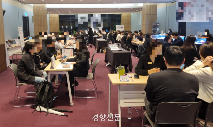 지난달 19일 서울 강남구에서 열린 한 웨딩 박람회에 신혼부부들이 모여들었다. 서현희 기자