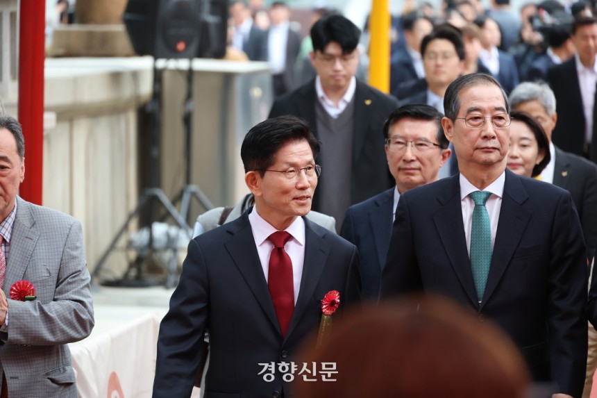 김문수 국민의힘 대선 후보(왼쪽)와 한덕수 전 국무총리가 5일 오전 ‘불기 2569년 부처님오신날 봉축법요식’에 참석해 나란히 걷고 있다. 권도현 기자