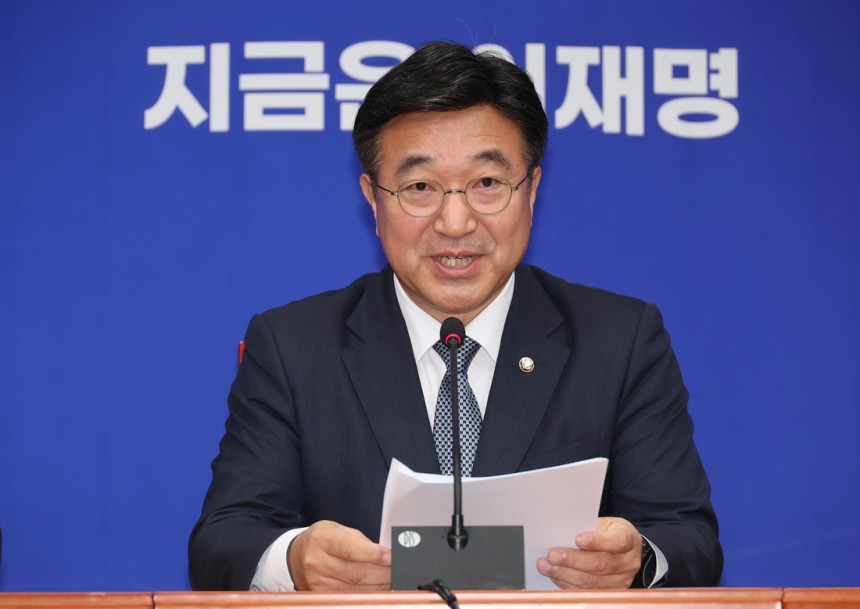 윤호중 더불어민주당 총괄선대본부장이 5일 국회에서 기자회견을 하고 있다. 연합뉴스