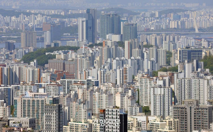 서울 남산에서 바라본 마포 일대의 아파트 단지.서성일 선임기자