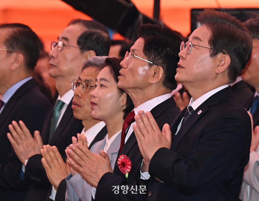 2569(2025)년 부처님오신날을 맞은 5일 서울 종로구 조계사 대웅전 앞에서 열린 부처님 오신날 봉축법요식에서 대선후보들이 참석해 있다. 앞줄 오른쪽부터 더불어민주당 이재명 대선 후보, 국민의힘 김문수 대선 후보