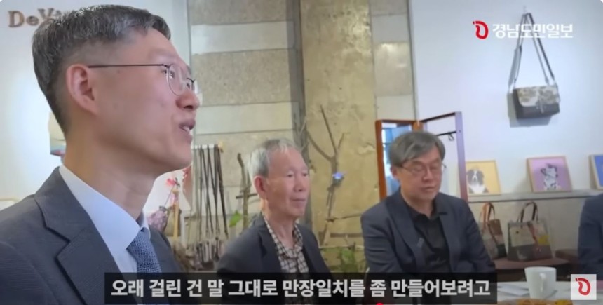 문형배 전 헌법재판소장 권한대행(맨 왼쪽)이 지난 2일 경남 진주시에서 김장하 선생(가운데)을 만나 대화를 나누고 있다. 경남도민일보 유튜브 채널 영상 갈무리
